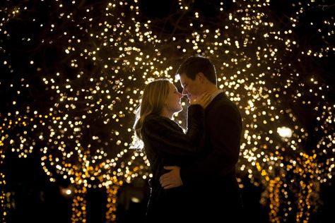 Holiday Engagement Photos, Maternity Christmas Pictures, Christmas Lights Photoshoot, Christmas Light Photography, Christmas Engagement Photos, Winter Couple Pictures, Couple Photography Winter, Christmas Couple Pictures, Night Wedding Photos