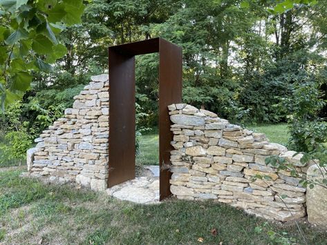 Portfolio Industrial Front Yard, Exterior Garden Wall Design, Stone Landscape Wall, Garden Art Installation, Sculpture Garden Landscape, Garden Sculpture Art, Outdoor Sculpture Garden, Backyard Deck Ideas, Wall Outside