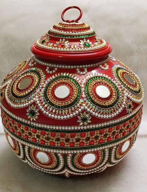 Kalash Decoration Indian Weddings, Pot Decorating Ideas Indian, Kalash Painting, Matli Decoration, Kalash Design, Diy Kite Decorations, Indian Outdoor Wedding Decor, Kalash Decoration, Thali Decoration