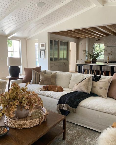 A gorgeous Amber Lewis designed living room open to the kitchen - cool California modern rustic chic style! Rustic Living Rooms, Modern Rustic Living Room, Amber Lewis, Modern Rustic Homes, Rustic Living, Rustic Living Room, Decoration Inspiration, Ideas Living Room, Design Living Room