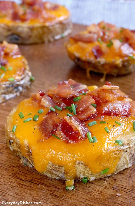 Tater Skins, Sides Potatoes, Cheesy Bacon Potatoes, Potato Rounds, Healthy Superbowl Snacks, Bacon Potato, Bacon Appetizers, Cheesy Bacon, Loaded Baked Potatoes