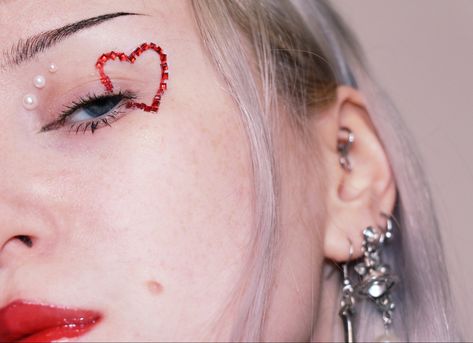 Heart shaped rhinestones and pearls makeup for valentine’s day Makeup With Glitter Stones, Heart Pearl Makeup, Heart Around Eye Makeup Taylor Swift, Heart Shaped Eyeshadow, Gem Stone Makeup Rhinestones, Taylor Swift Heart Eye, Heart Gem Makeup, Taylor Swift Makeup, Jewel Makeup