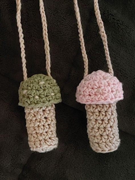 Diy Crochet Mushroom, Mushroom Pouch, Crochet Mini Pouch, Easy Diy Crochet, Small Crochet Gifts, Crochet Outfits, Crochet Necklace Pattern, Beanie Hat Pattern, Crochet Mushroom