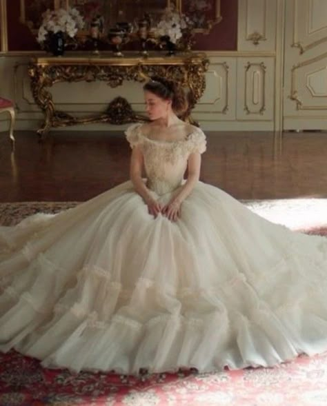 Elisabeth Aesthetic, Anastasia Once Upon A December, Fairytale Oc, Royal Princess Aesthetic, Empress Costume, Victorian Era Aesthetic, Reign Aesthetic, 1800s Dresses, Historical Tv Series