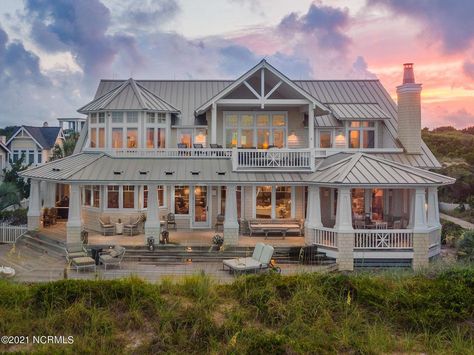 American Coastal House, Surburban Beach House, Fancy Beach House Exterior, White Beach House Exterior Coastal, Beachside House Exterior, Big Beach House Aesthetic, Bloxburg Costal House Exteriors Ideas, Summer Beach House Exterior, Costal House Exteriors