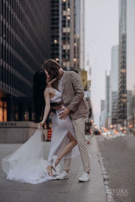 Downtown Toronto Engagement Photos, Gold Photoshoot, Wedding Photographer Packages, Toronto Downtown, Wedding Toronto, City Wedding Photos, Wedding Photography Checklist, Marriage Photography, City Elopement