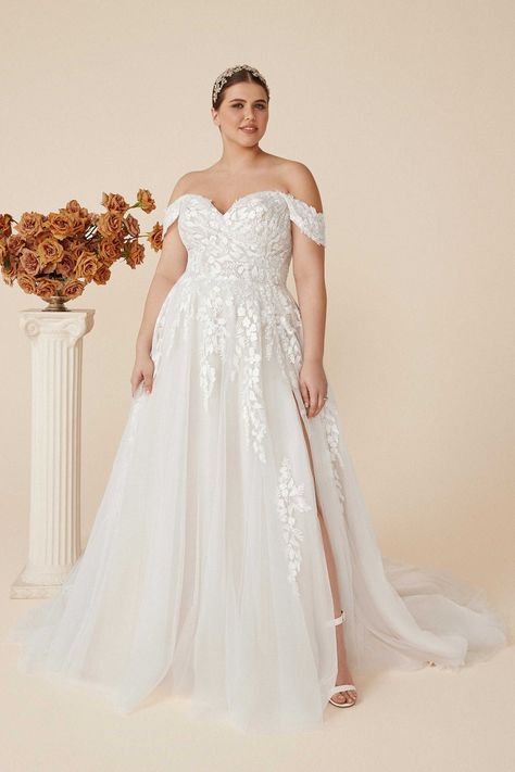 Curvy Wedding Dress, Plus Size Ball Gown, Wedding Dresses Sweetheart Neckline, Plus Wedding Dresses, Plus Size Wedding Gowns, Plus Size Bride, Lace Ball Gowns, Justin Alexander, Romantic Evening