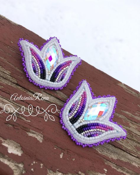 Purple Beaded Earrings Native Americans, Beadwork Designs Patterns, Powwow Earrings, Beaded Regalia, Indigenous Crafts, Indigenous Style, Flat Earrings, Flower Pedals, Beautiful Beaded Earring