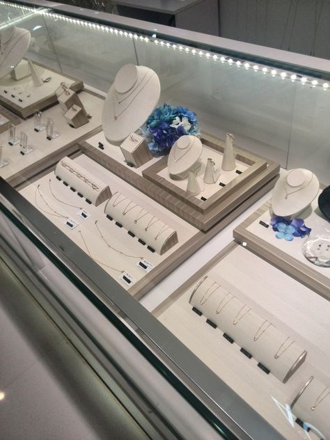 Diamonds Displays for Counter Diamond Display, Retail Jewelry Display, Jewelry Shop Display, Jewelry Store Displays, Jewelry Store Interior, Display Retail, Jewelry Package, Jewerly Displays, Retail Store Interior Design