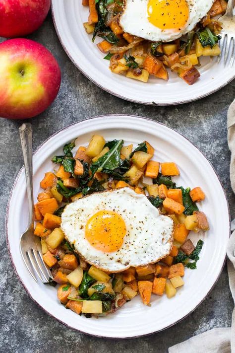 This Sweet Potato Apple & Kale Hash with Caramelized Onions makes a healthy side dish or the perfect Whole30 breakfast served with fried eggs!  It's Paleo, meatless, simple and incredibly delicious and satisfying. #paleo #sweetpotato #hash #kale #whole30 Carrot Bacon, Bacon Kale, Paleo Running Momma, Paleo Sauces, Roasted Carrot, Sweet Potato And Apple, Whole 30 Breakfast, Work Lunches, Roasted Root Vegetables