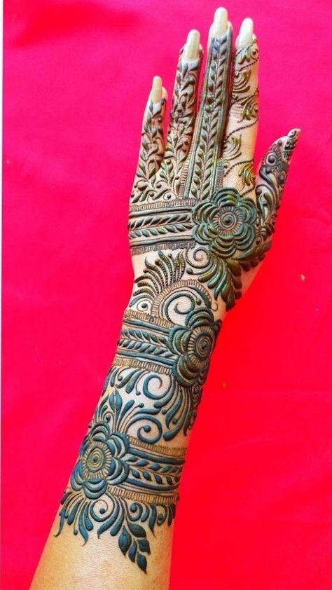 Beautiful dubai back hand mehndi Latest Mehndi Designs Dubai Style, Dubai Full Hand Mehndi Designs, Dubai Mehandi Design Back Hand, Dubai Mehndi Designs Style, Dubai Arabic Mehndi Designs, Back Hand Dubai Mehndi Designs, Dubai Style Mehndi Design Back, Khafif Mehndi Designs New Dubai, Khafif Mehndi Designs Dubai