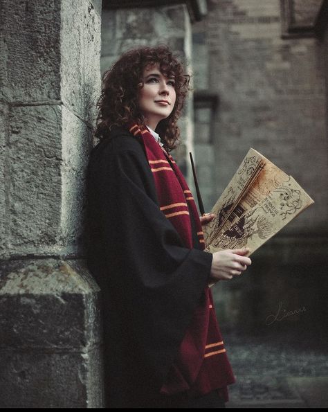 Harry Potter Photoshoot Ideas At Home, Harry Potter Inspired Photoshoot, Harry Potter Poses Photo Shoot, Harry Potter Senior Pictures, Harry Potter Themed Photoshoot, Gryffindor Photoshoot, Harry Potter Poses, Hogwarts Photography, Wizard Photoshoot