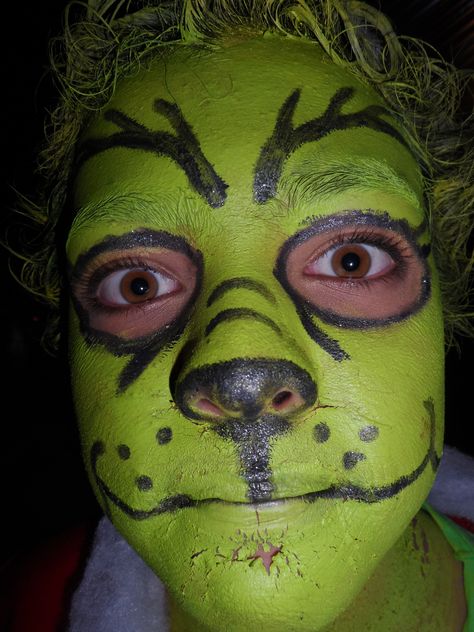 Grinch's Makeup Pre Shower Makeup Ideas Easy Funny, Grinch Makeup Kids, Wednesday Sleepover, Goofy Makeup, Funny Makeup Looks, Funny Face Paint Ideas, Grinch Face Paint, Ugly Makeup, Grinch Makeup