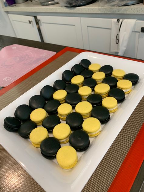 Black and yellow Macarons filled with American butter cream and strawberry filling American Butter Cream, Yellow Macarons, Yellow Cookies, Yellow Desserts, Yellow Cupcakes, Black Food, Strawberry Filling, Black And Yellow, Food Coloring