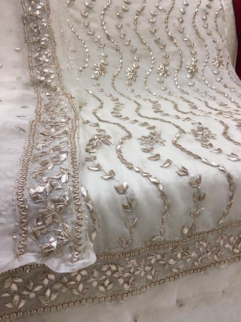 Gotta Work Dresses Pakistani, Latest Dupatta Designs, Balochi Doch, Sarara Dress, Gota Patti Suits, Dupatta Design, Suite Design, Rajasthani Dress, Gold Work Embroidery