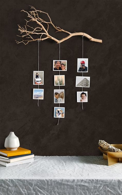 Creative Photo Display, Takken Decor, Diy Photo Display, Photo Display Ideas, Photo Wall Display, Tree Branch Decor, Geek Decor, Farm Tables, Branch Decor