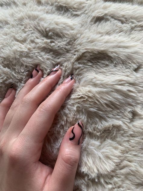 Almond swirly black nails Swirly Black Nails, Swirly Nail Designs, Trendy Black Nails, Swirly Nails, Moroccan Stencil, Nail Vinyls, Nail Stencils, Dark Nails, Mini Charm