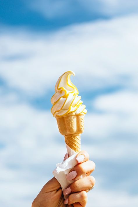 Soft serve ice cream in the summer time | free image by rawpixel.com / Karolina / Kaboompics Ice Cream Photography Creative, Summer Ice Cream Aesthetic, Low Fat Ice Cream Recipe, Yoghurt Bars, Low Fat Ice Cream, Ice Cream Vanilla, Cream Photography, Cream Photo, Ice Cream Photography