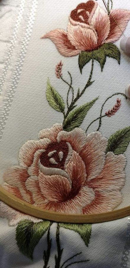 Blackwork Embroidery Designs, Bordados Tambour, Crewel Embroidery Patterns, Advanced Embroidery, Flower Machine Embroidery Designs, Ribbon Embroidery Tutorial, Hand Embroidery Patterns Flowers, Embroidery Stitches Tutorial, Hand Embroidery Projects