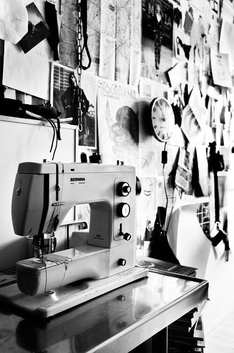 Sewing Machines Aesthetic, Sewing Fashion Aesthetic, Aesthetic Sewing Machine, Sewing Machine Aesthetic, Sewing Aesthetics, Fashion School Aesthetic, Fashion Designer Lifestyle, Sew Aesthetic, Person Sewing