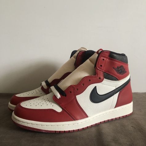 Air Jordan 1 Chicago, Mode Swag, All Nike Shoes, Lost And Found, Lost & Found, Sneakers Men Fashion, Nike Air Force Sneaker, Air Jordan 1, Jordan 1