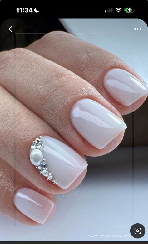 Bridal Nails Wedding Elegant Short, Bridal Nails Pearl Accent, Short Nail Wedding Designs, Nail Designs With Pearls Bling, Nail Art With Pearls Beads, Wedding Nails For Bride Classy Bridal Short, Wedding Pearl Nails, Pearl Nail Art Designs, Short Bridal Nails Wedding