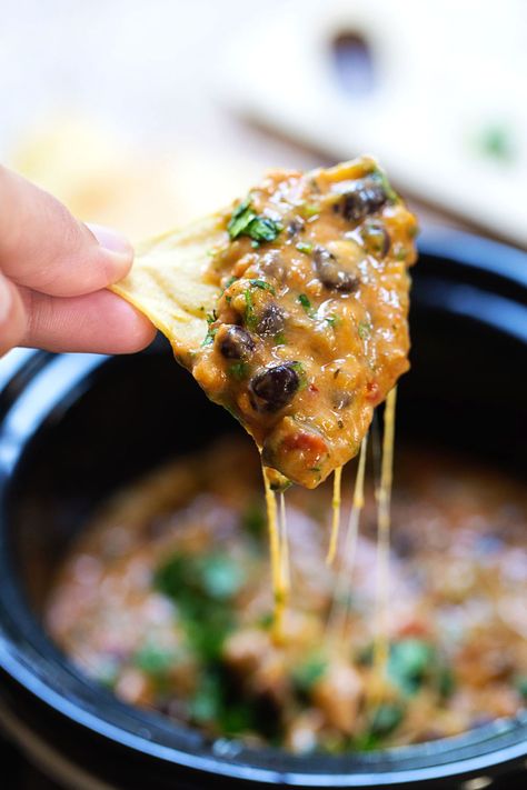 Homemade Cheesy Chili Dip Nachos Dip, Cheesy Chili, Super Bowl Dips, Savory Dips, Dips Recipes, Hot Head, Chili Dip, Pinch Of Yum, Weekend Food