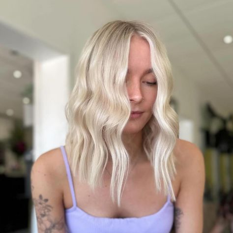 Summer Blonde created by Shannon @francescohair_ferndown! 

"𝖠 𝗐𝖾𝗅𝗅 𝗈𝗏𝖾𝗋𝖽𝗎𝖾 𝖿𝗎𝗅𝗅 𝗁𝖾𝖺𝖽 𝖻𝖺𝖻𝗒𝗅𝗂𝗀𝗁𝗍𝗌 𝗐𝗂𝗍𝗁 𝖺 𝖿𝖺𝖼𝖾 𝖿𝗋𝖺𝗆𝖾 𝖺𝗇𝖽 𝗍𝗈𝗇𝖾𝗋 𝖿𝗈𝗋 𝗈𝗎𝗋 𝖠𝖻𝗂 𝗋𝖾𝖺𝖽𝗒 𝖿𝗈𝗋 𝗁𝖾𝗋 𝗁𝗈𝗅𝗂𝖽𝖺𝗒 ☀️"

#blondehair #babylights #summerblonde #hairstylist #ferndown #beforeandafter #wellahair Full Head Babylights, Summer Blonde, Face Frame, Wella Hair, Hair Salons, Face Framing, A Well, A Face, Hair Salon