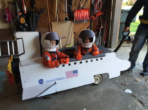 Space shuttle wagon for Halloween with handmade papier-mâché space helmets Race Car Wagon Halloween, Cardboard Stroller Costume, Spaceship Wagon Halloween, Diy Space Shuttle, Spaceship Stroller Costume, Wagon Rocket Ship, Halloween Wagon, Sushi Diy, Sushi Costume