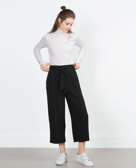 Image 1 of CROPPED FLOWING TROUSERS from Zara Black Square Pants Outfit, Square Pants Outfit Casual, Square Pants Outfit, University Wardrobe, Culotte Outfit, Culottes Outfit, Smart Chic, Black Culottes, Hot Pant