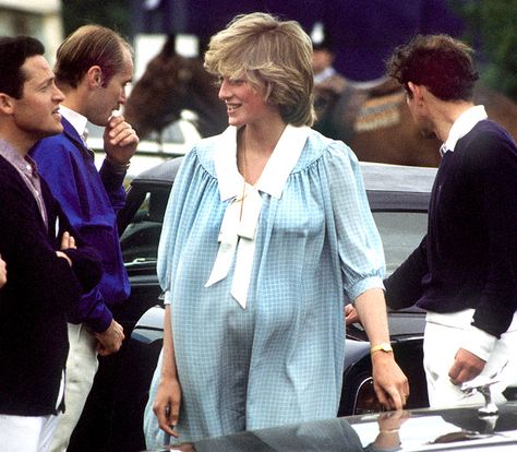 Princess Diana Pregnant, Diana Pregnant, Queen Diana, Diana And Charles, Pregnancy Dresses, Duchesse Catherine, Princess Diana Fashion, Princess Diana Photos, Princess Diana Family