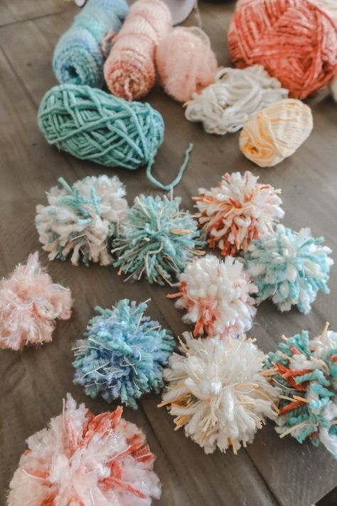 How To Make A Pom Pom Craft Pom Pom Ideas, Diy Pompom Wreath, Chunky Yarn Pom Pom Diy, Tinsel Pom Pom Diy, Yarn Balls How To Make, Diy Yarn Pom Pom Balls, How To Make A Pom Pom With Yarn, How To Make Pom Poms, How To Make Pom Poms With Yarn