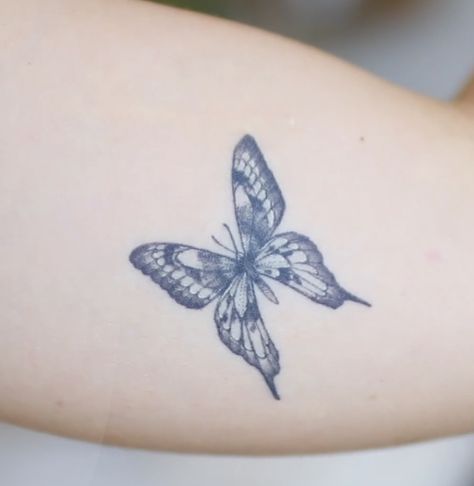 Mia Sayoko Tattoos, Boss Tattoo, Body Modification, Body Modifications, Tattoo Inspo, Butterfly Tattoo, Lotus Flower Tattoo, Girl Tattoos, Flower Tattoo