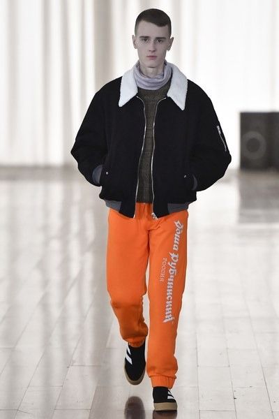 View the full Gosha Rubchinskiy Fall 2017 menswear collection. Men Street Fashion, Gosha Rubchinskiy, Football Fashion, Menswear Runway, Street Style Grunge, Men Haircut Styles, Adidas Football, Monochrome Fashion, Boys Denim