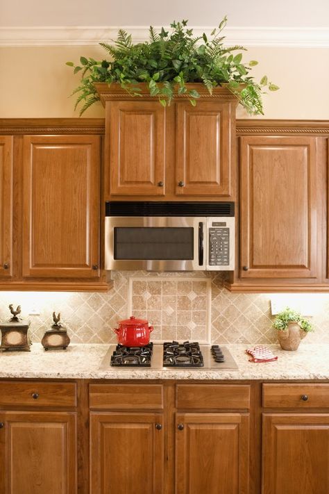 What Color Granite Countertops Go With Light Maple Cabinets? Kitchen Backsplash Ideas With Oak Cabinets, Honey Oak Cabinets, Painting Oak Cabinets, Oak Cupboard, Crown Moldings, Kabinet Dapur, Herringbone Backsplash, Oak Kitchen Cabinets, Maple Cabinets