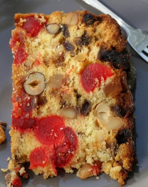 Ahhhhh...a slice of fruit cake ! Love fruitcake ! Quick Fruit Cake, Genoa Cake, Easy Fruit Cake, Fruit Cake Recipe Easy, Jul Kaka, Light Fruit Cake, Spiced Fruit, Fruit Cake Christmas, Family World