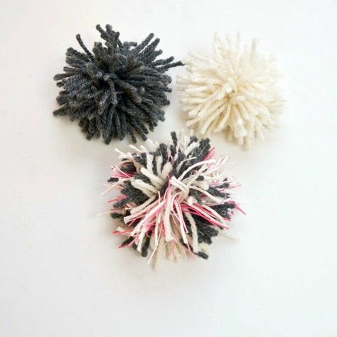 Easy Cat Toy Diy Jouet Pour Chat, Diy Cat Treats, Toy Pom, Chat Diy, Cats Toys, Homemade Cat Toys, Diy Pet Toys, Diy Cat Toys, How To Make A Pom Pom