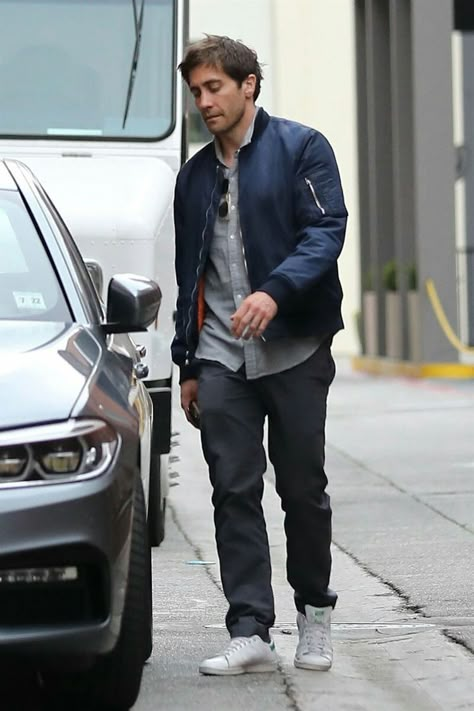 Jake Gyllenhaal Outfits, Jake Gyllenhaal Style, Ryan Gosling Style, メンズヘア ショート, Keanu Reeves Life, Jake G, Light Blue Eyes, Stylish Men Casual, Jake Gyllenhaal