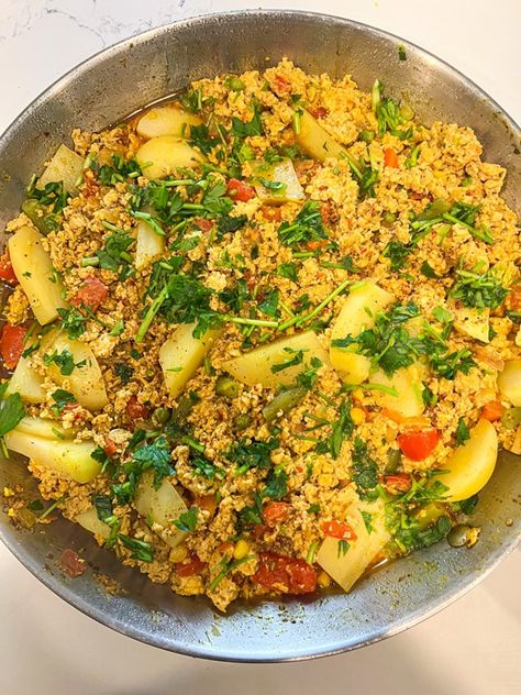 Chicken Aloo Keema - Shompa Kabir Chicken Keema, Chicken Meal Prep, Chicken Potatoes, Ground Chicken, Dinner Appetizers, Dessert Appetizers, Frozen Peas, Pizza Toppings, Asian Cooking