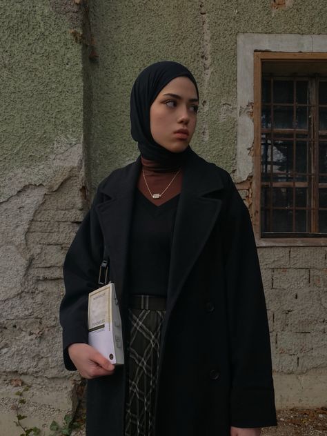 Dark Academia Hijab, Dark Academia Aesthetic Outfit, Academia Aesthetic Outfit, Outfit Dark, Outfit Modest, Dark Academia Outfits, Dark Academia Outfit, Academia Outfits, Dark Academia Fashion