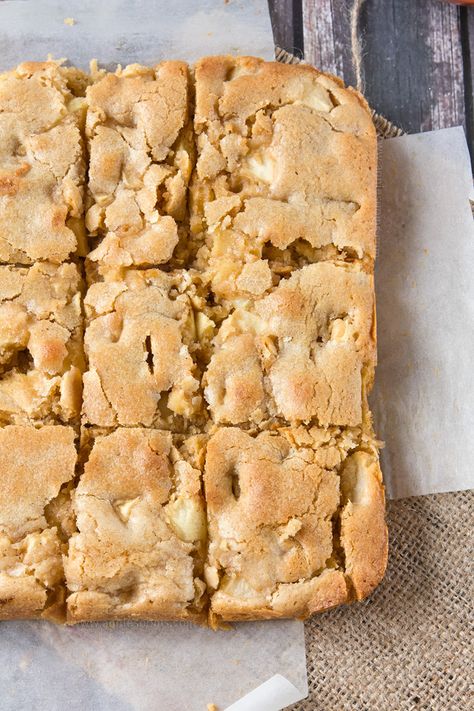 Apple Blondies - Annie's Noms Blondie Bars, Apple Blondies, Christmas Dessert Recipes, Cookie Dough To Eat, Blondie Bar, Apple Christmas, Apple Bars, Low Histamine, Johnny Appleseed