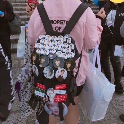 I should seriously try this out No Backpack Day Ideas, No Backpack Day, Mochila Kpop, Concert Bag, Concert Bags, Kpop Diy, Bts Memes Hilarious, K Wallpaper, Bts Meme