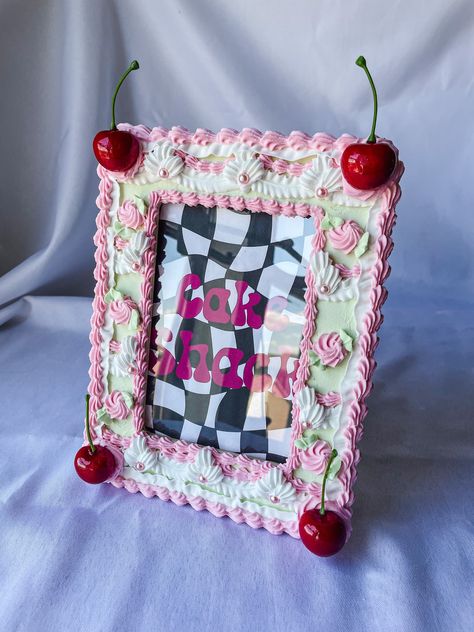 Cake Picture Frame, Craft Frame Ideas, Picture Frame Decorating Ideas Diy, Funky Picture Frames, Decorated Frames Diy, Decorating Picture Frame Ideas, Picture Frame Decorating Ideas, Clay Picture Frames, Diy Picture Frames Ideas