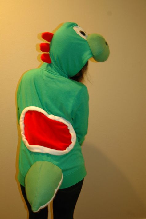 Yoshi hoodie costume Diy Yoshi Costume Women, Yoshi Costume Diy, Mario Party Costume, Mario Costumes, Yoshi Costume, Nintendo Party, Mario Costume, Baby Kostüm, Hoodie Costume