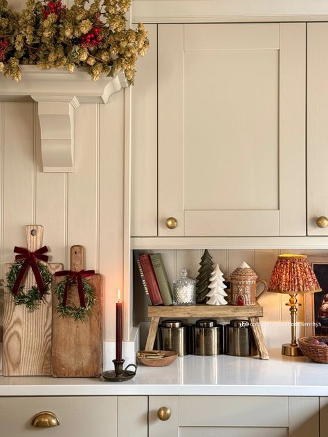 Kitchen Countertop Christmas Decor, Kitchen Tiktok, Corner Styling, Festive Kitchen, Devol Kitchens, Charming Kitchen, Winter Mood, Cottage Christmas, Christmas Atmosphere