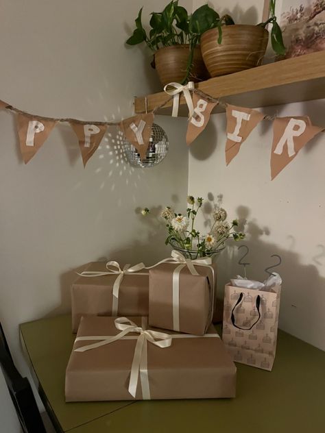 Birthday Present Wrapping Ideas For Men, Bf Birthday Gifts Cute Ideas, Boyfriend Birthday Ideas Aesthetic, Birthday Gift Inspo Boyfriend, Boyfriend Birthday Gift Wrapping Ideas, Aesthetic Birthday Gift Wrapping, Boyfriend Gift Wrapping Ideas, Gift Wrapping Aesthetic Birthday, Birthday Brown Aesthetic