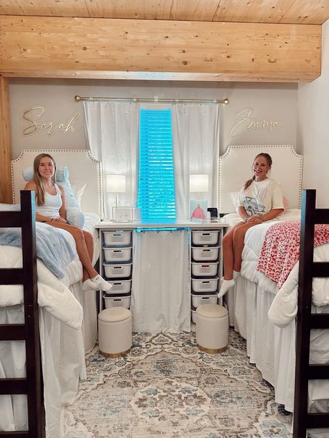 University Of Arkansas Dorm, Mizzou Dorm, Collage Dorm Room, Pretty Dorm Room, Women Cave, Blue Dorm, Pink Dorm Rooms, College Dorm Room Inspiration, Dream Dorm Room