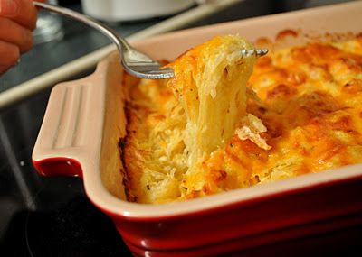 spaghetti squash au gratin: tastes like hashbrown casserole (without the carbs) Spaghetti Squash Au Gratin, Squash Au Gratin, Hashbrown Casserole, Think Food, Idee Pasto Sano, Squash Recipes, 5 Ingredient, Side Recipes, Veggie Dishes