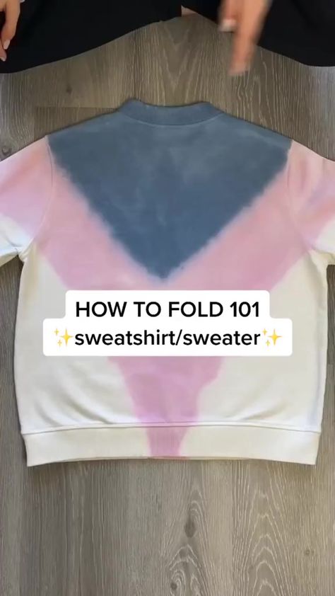 Sweatshirt Folding Hacks, Sweatshirt Folding, Clothes Life Hacks, Folding Hacks, Modest Casual, Change Your Style, Packing Hacks Clothes, Clothes Organization Diy, Organisation Hacks