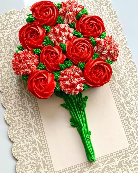 Red Flower Cupcakes, Mothers Day Cupcakes, Cupcakes Decorados, Big Cakes, Cupcake Bouquet, Flower Cupcakes, Cake Designs Birthday, Rose Bouquet, Cupcakes Decoration